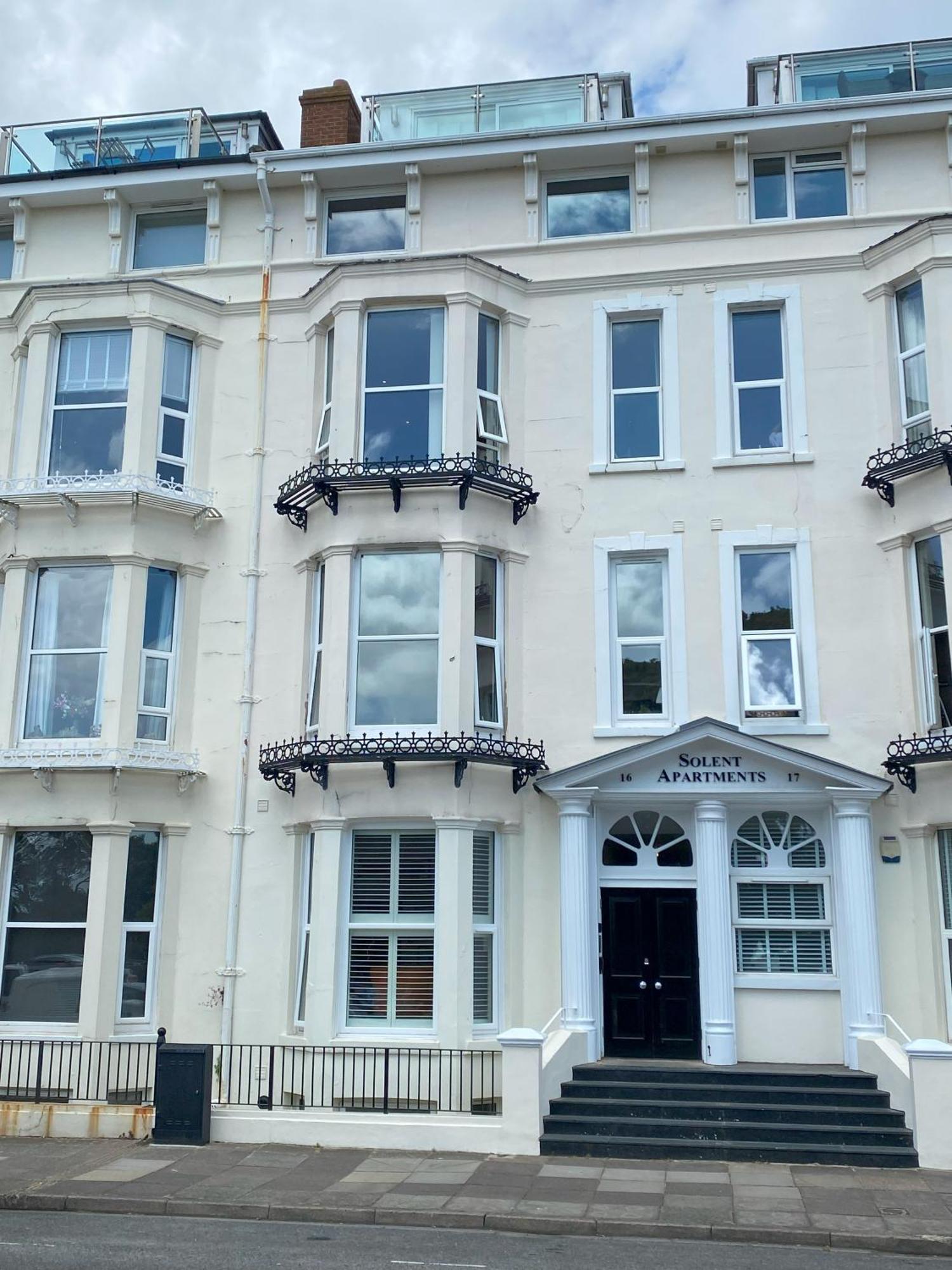Solent Apartments Portsmouth Bagian luar foto